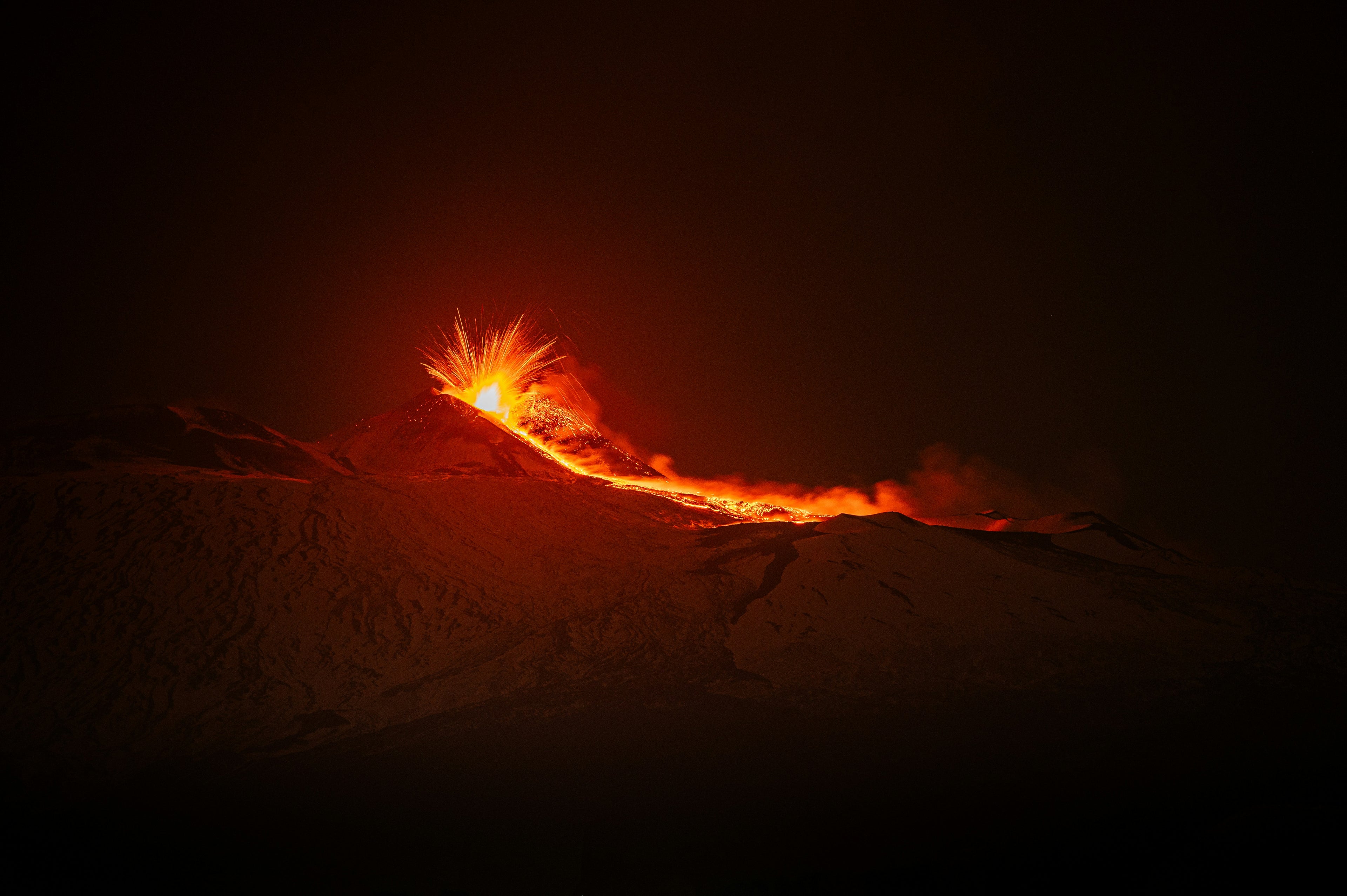 Vulcano Etna in Sicilia, simbolo dell’origine della pietra lavica lavorata da Tecnoart Srl, eccellenza artigianale siciliana nel design e nella lavorazione della pietra naturale.